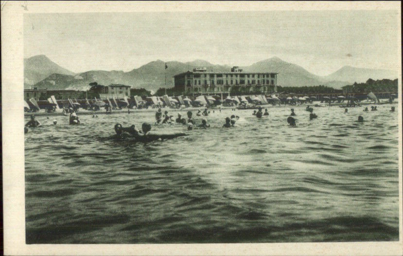 people swimming at Forte dei Marmi, 1920s
