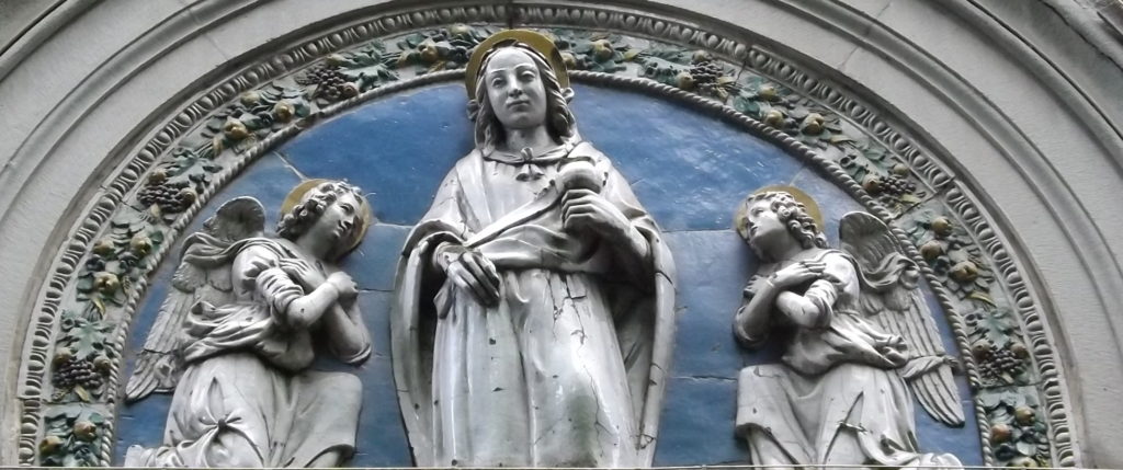 image of della robia above door of Santa Lucia dei Magnoli